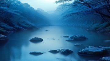 法律书本与法槌特写，蓝色调光线照射，背景为法庭场景，传达色情网法律追责主题